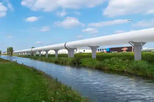 Berenschot presenteert eerste verkenning ontwikkelpad Hyperloop Hyperloop raast over de baan in een landschap