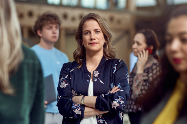 Afbeelding - Hoe kunnen wij u helpen? Berenschot adviseur laat zien hoe u contact kunt opnemen