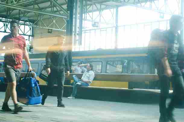 Mensen lopen op het perron naar hun internationale trein toe