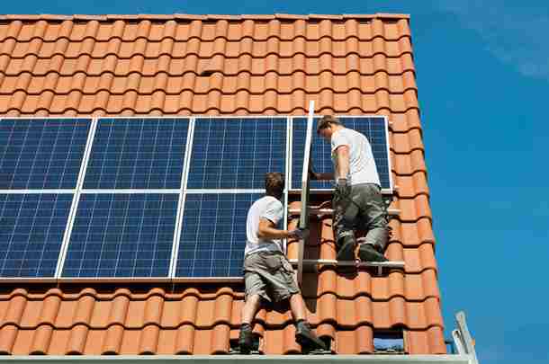 Inwoners laten zonnepanelen monteren om de energietransitie te versnellen