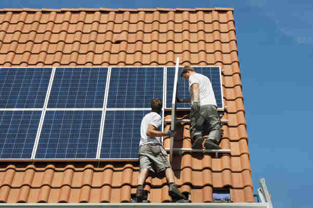 5 inzichten over inwonersparticipatie in de energietransitie Inwoners laten zonnepanelen monteren om de energietransitie te versnellen