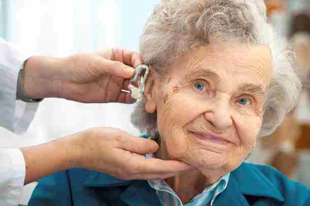 zorgmedewerker oude vrouw gehoorapparaat