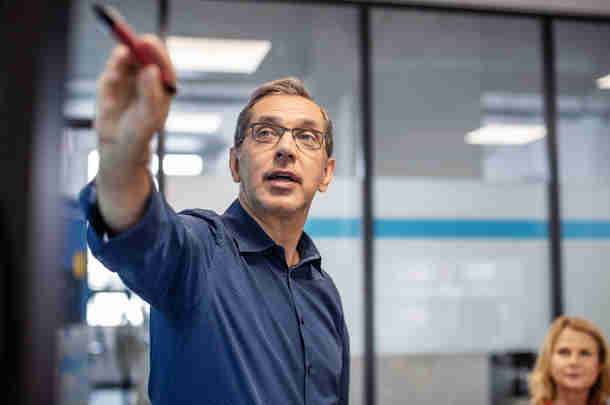 Zakenman geeft presentatie op kantoor
