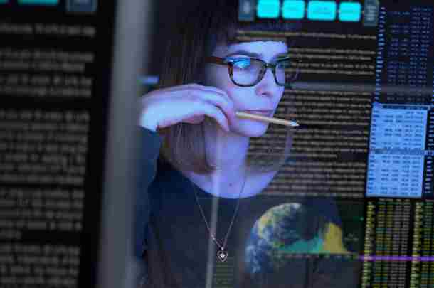 Vrouw evalueert ransomware-aanval op onderwijsinstelling