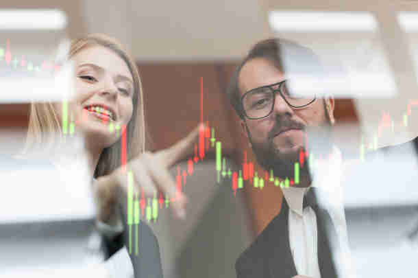 Podcast aflevering 8: Operational Excellence Collega's bekijken prestaties operational excellence op digitaal bord