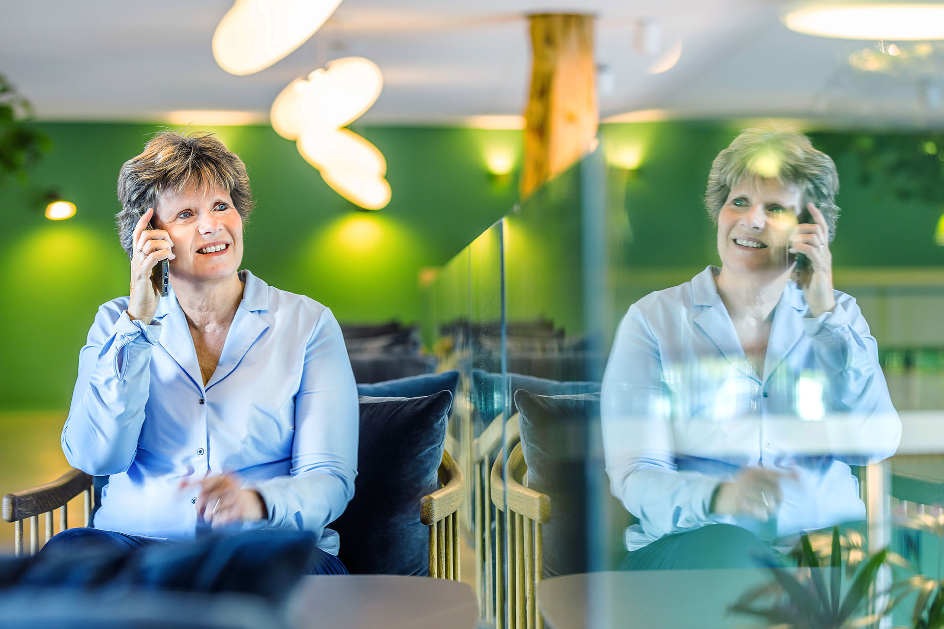 COT adviseur laat zien hoe u contact kunt opnemen