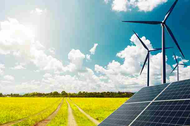Windmolens en zonnepanelen staan in het kader van duurzaamheid op het bedrijfsterrein