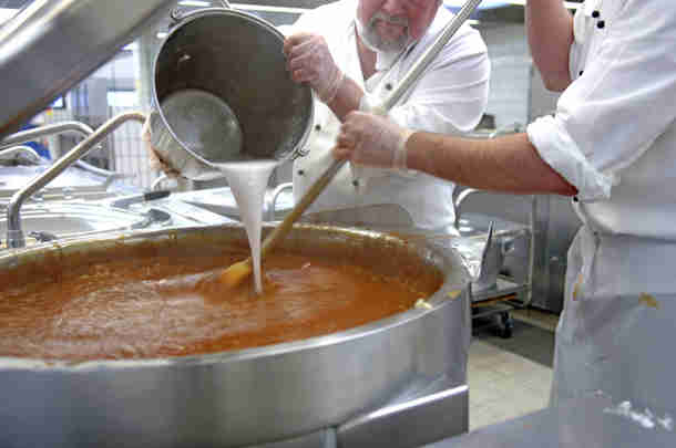 Gaarkeukens en badhuizen: terug van weggeweest? Koks roeren soep in een gaarkeuken