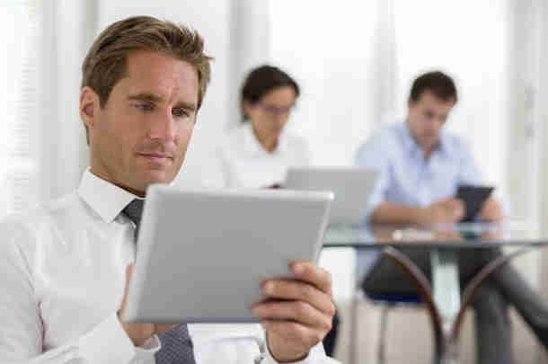 Goed voorbereid op de Wet open overheid Man bekijkt webinar over Wet Open Overheid terug op ipad