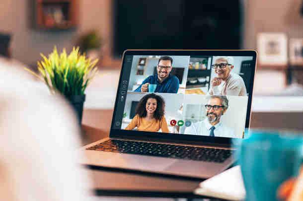Mini-conferentie Loonkostensubsidie terugkijken Webinar over loonkostensubsidie wordt gezamenlijk bijgewoond op laptop