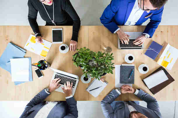 MIT-regeling ondersteunt mkb-ondernemers financieel bij technische innovaties Mensen met computers zitten aan tafel