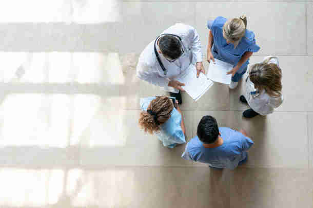 Concrete handvatten voor optimale inzet zorgverleners zorgprofessionals overleggen over de optimale inzet van zorgverleners