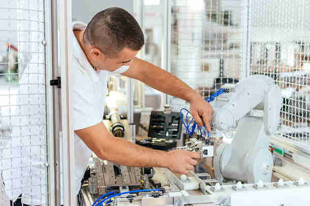 Services steeds bepalender voor concurrentiepositie en groei Services steeds bepalender voor concurrentiepositie en groei