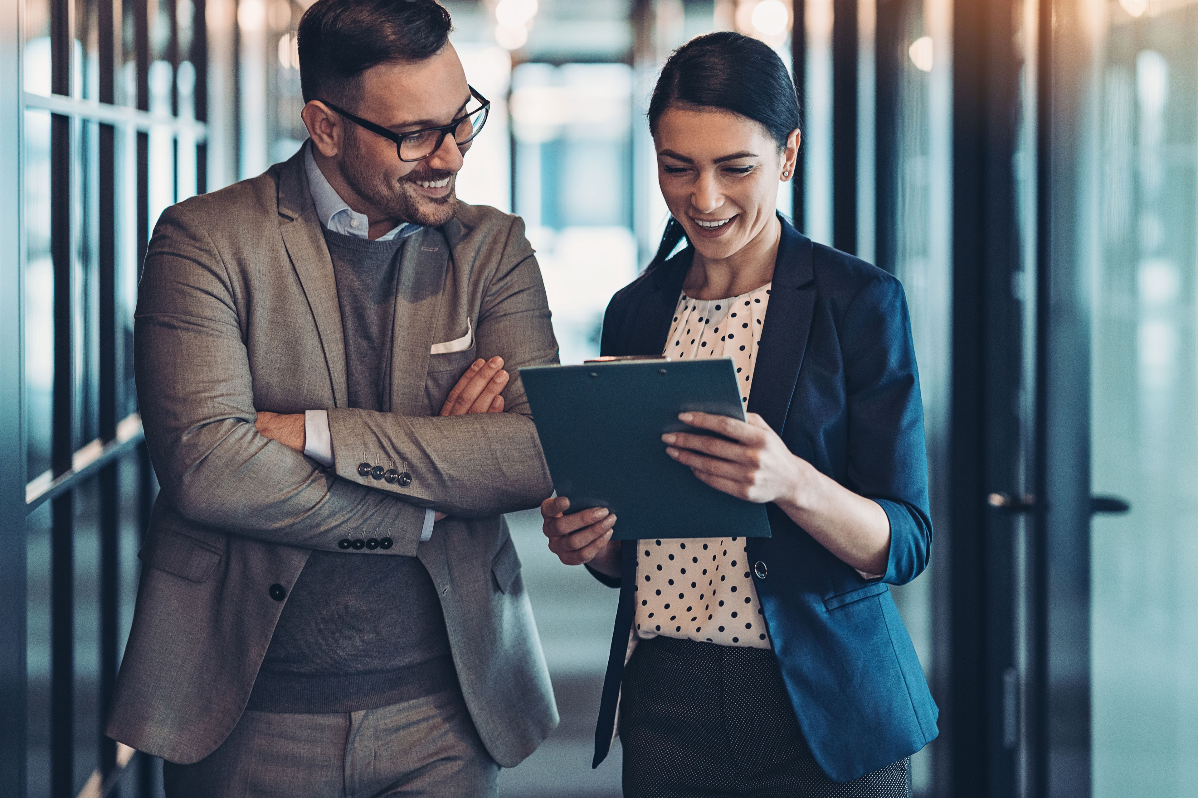 Overleg in de gang met klembord