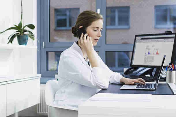 Hoe zorg je voor minder regeldruk door het ecd? zorg vrouwelijke arts aan het werk