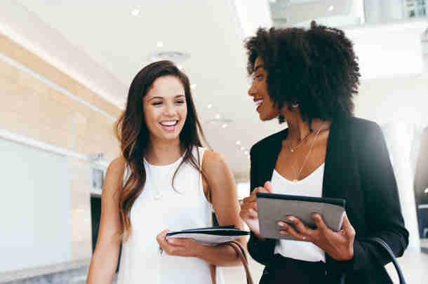 Berenschot lanceert integriteitsgame voor gemeenten Twee beleidsmedewerkers spelen integriteitsgame op tablet