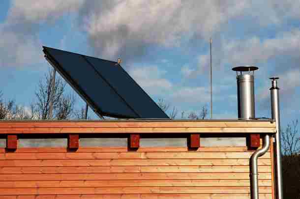 Energiesolar ligt op veilige manier op het dak van een gebouw