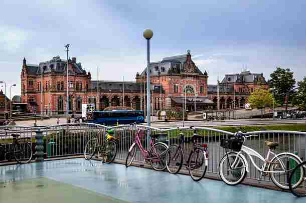 RUG/Campus Fryslân werft 400.000 euro voor onderzoek naar succesvol regionaal bestuur